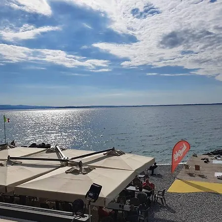 Accogliente Trilocale Moderno Al Lago